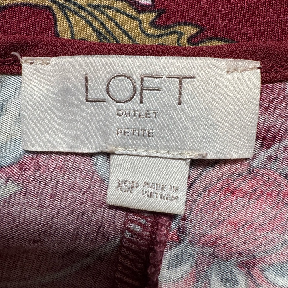 ❤️3/$30 Loft Outlet Petite Floral Sleeveless Top - Picture 6 of 8